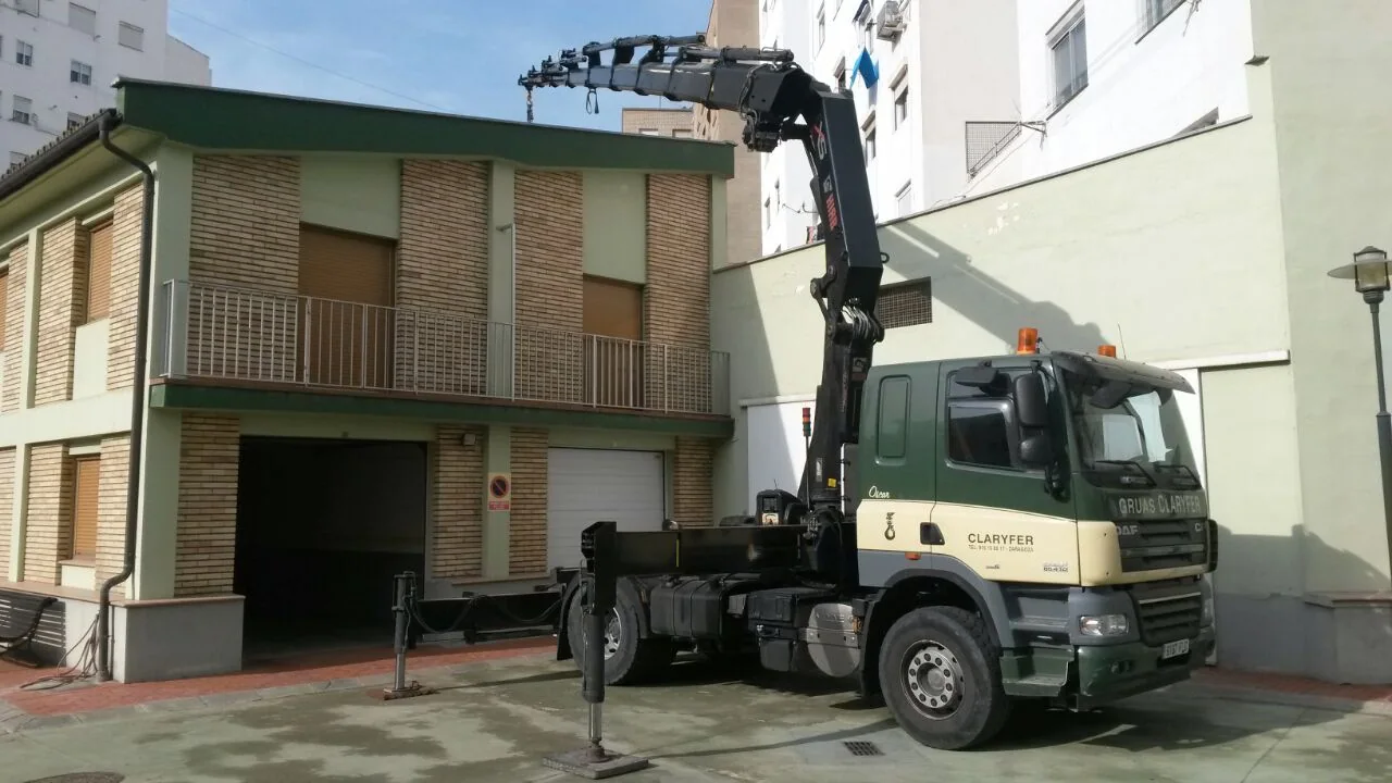 TRACTORA CON GRÚA DAF 4×2 CON GRÚA HIAB 477