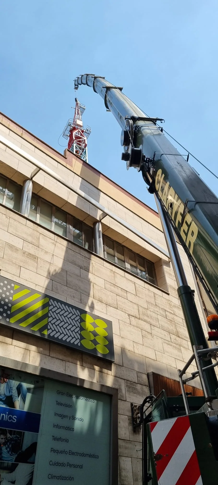 Trabajo de elevación realizado por Grúas Claryfer