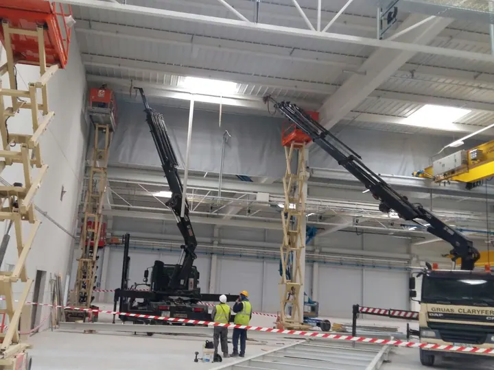 TRACTORA CON GRÚA DAF 4×2 CON GRÚA HIAB 330